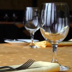 Come ci si comporta a tavola? Ecco dei piccoli consigli