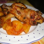 Un pasto tradizionale qual è il pollo al forno con patate