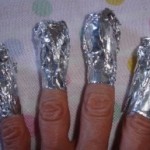 Niente più acetone, lo smalto si toglie con la carta d’alluminio! 