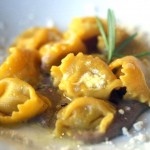 Tortellini di patate e pancetta conditi con burro e salvia