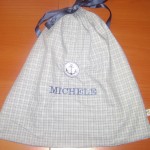 Come realizzare delle buste portabiancheria con vecchie camicie
