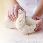 Come fare la pizza con mortadella, pancetta e pomodoro
