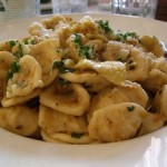 Un primo vegetariano: orecchiette al ragù di sogliola e gamberetti