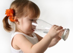 bambini-anti-caldo-bere-acqua-estate