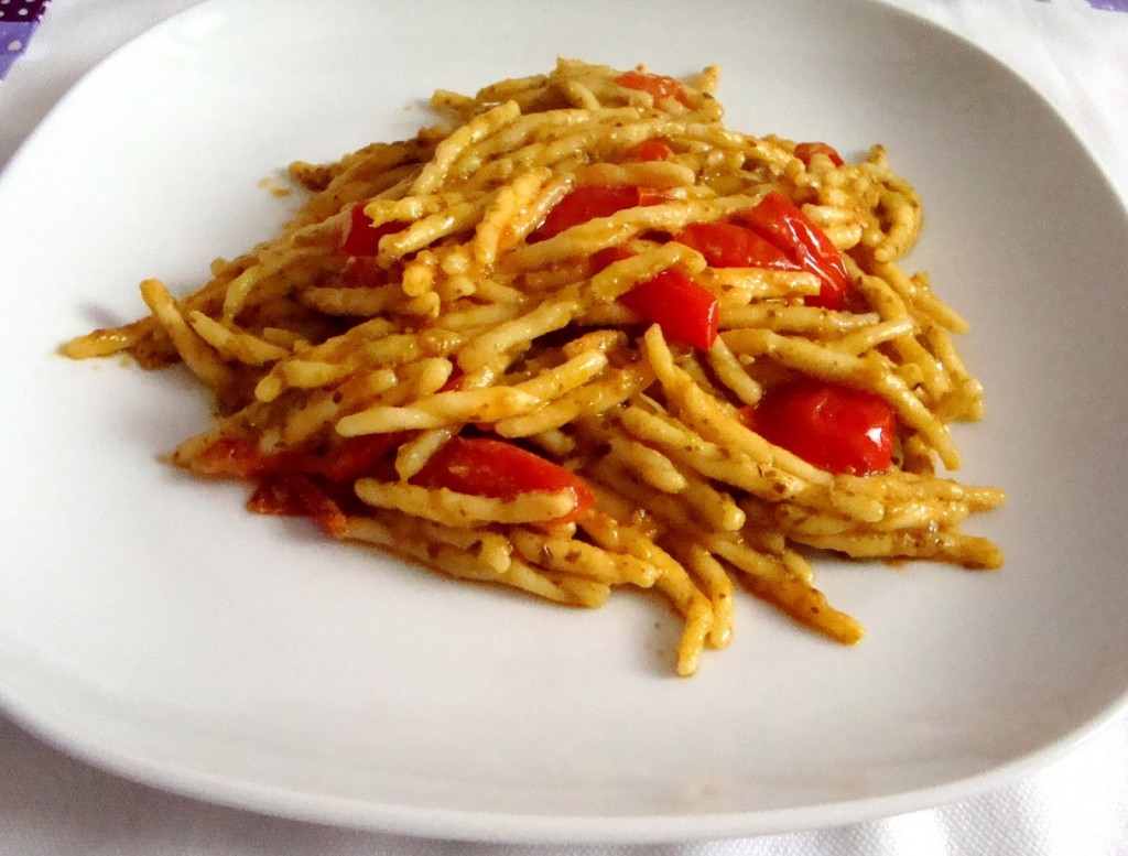 Strozzapreti con pesto di asparagi e pomodorini