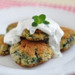 Una ricetta fresca e gustosa, frittelle di piselli con salsa