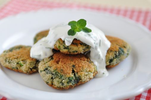 Una ricetta fresca e gustosa, frittelle di piselli con salsa