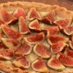 Ecco una squisita crostata di fichi e mascarpone