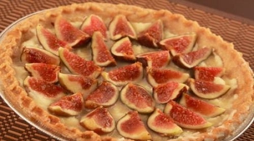 Ecco una squisita crostata di fichi e mascarpone