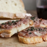 Antipasto di salsiccia con sfoglie croccanti