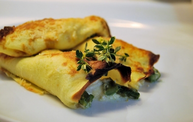 Crespelle con formaggio, prosciutto e verdure