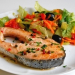 Novità deliziose: salmone con salsa e pepe verde