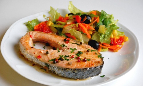 Novità deliziose: salmone con salsa e pepe verde