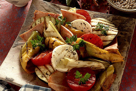 Arricchire il piatto con delle gustose verdure e del buon formaggio