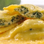 Raviolone con il cuore di uovo, ricotta e spinaci