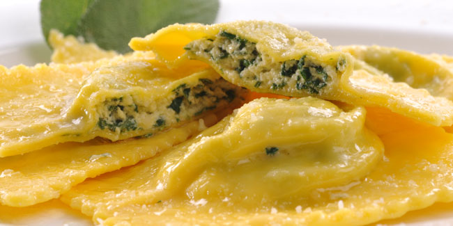 Raviolone con il cuore di uovo, ricotta e spinaci