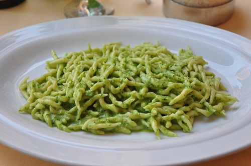 Trofie con patate, pane e taccole