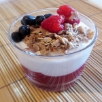 Dolce al cucchiaino: mix di yogurt e frutti di bosco