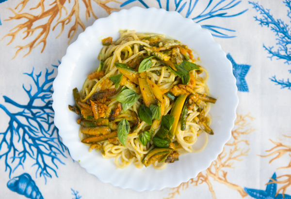 Spaghetti con crema di avocado e zucchine