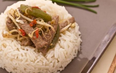 Straccetti di manzo piccanti con peperoni e soia