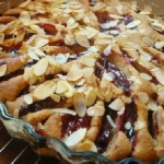 Ecco una torta di prugne e scaglie di mandorle