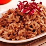 Risotto alla birra aromatizzato da salsiccia e radicchio