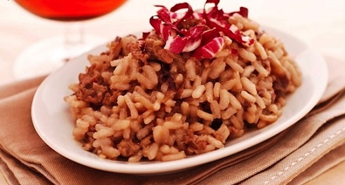 Risotto alla birra aromatizzato da salsiccia e radicchio