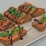 Bruschetta irlandese con ingredienti freschi