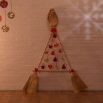 Decorazioni natalizie: realizzare un albero di scope
