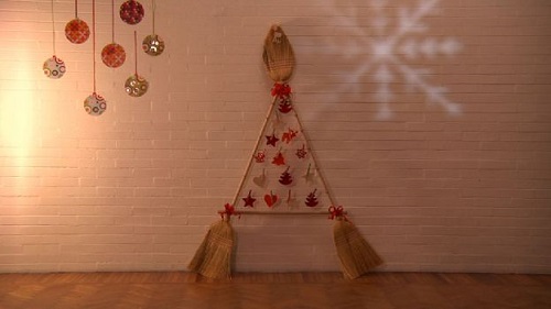 Decorazioni natalizie: realizzare un albero di scope