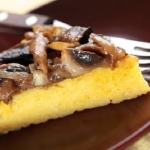 Crostata di polenta con funghi e salsiccia