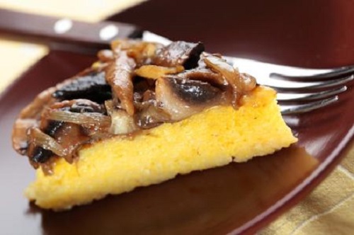 Crostata di polenta con funghi e salsiccia