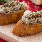 Crostini con mousse di lenticchie e rosmarino