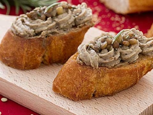 Crostini con mousse di lenticchie e rosmarino