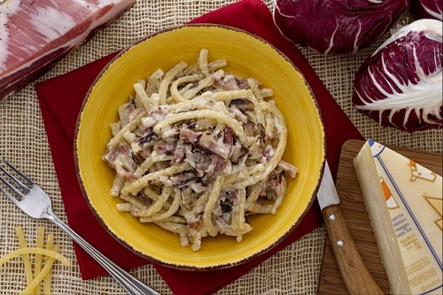 Pasta con radicchio e fonduta di Montasio