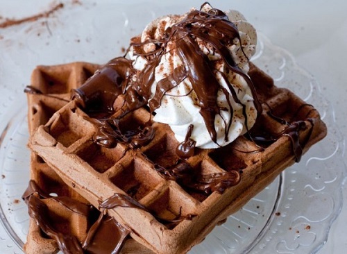 Gaufre al cacao con una delicata crema al mandarino