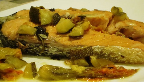 Salmone con olio, prezzemolo e limone