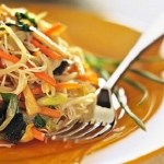 Spaghetti cinesi con pollo caramellato e verdure