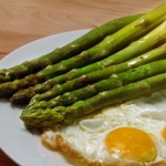 Asparagi con uovo al tegamino