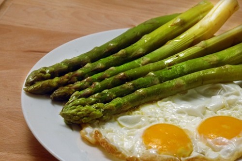 Asparagi con uovo al tegamino