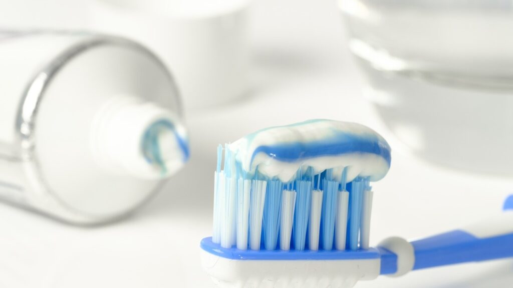 Come rimuovere il calcare dai rubinetti in modo economico: basta un dentifricio