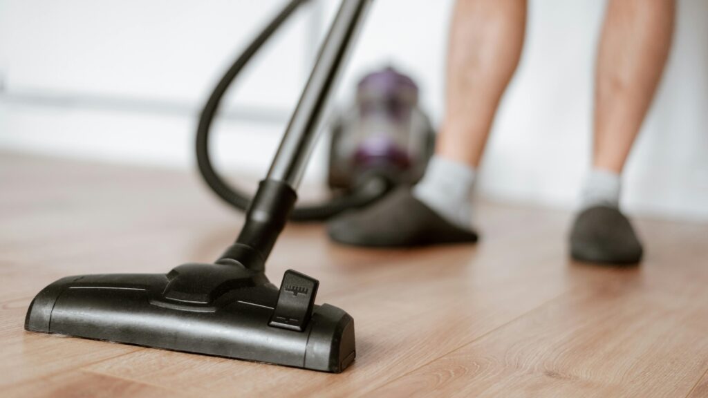 Come pulire i pavimenti senza spendere una fortuna: i metodi più efficaci