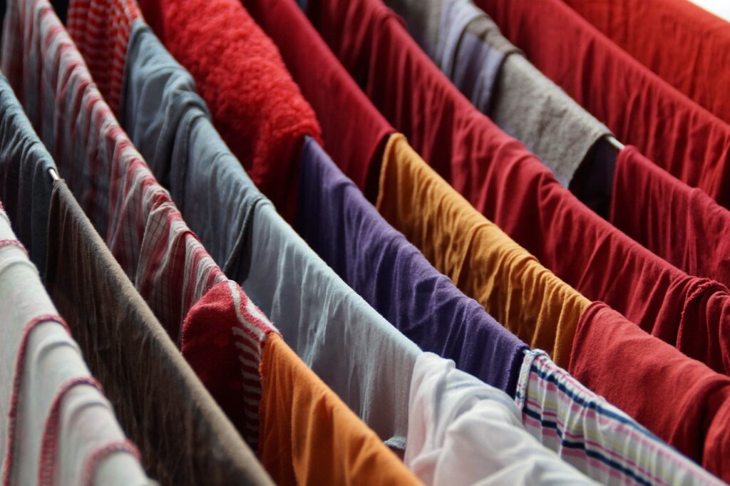 Vestiti puliti e profumati: i 5 metodi più semplici ed economici per tutti