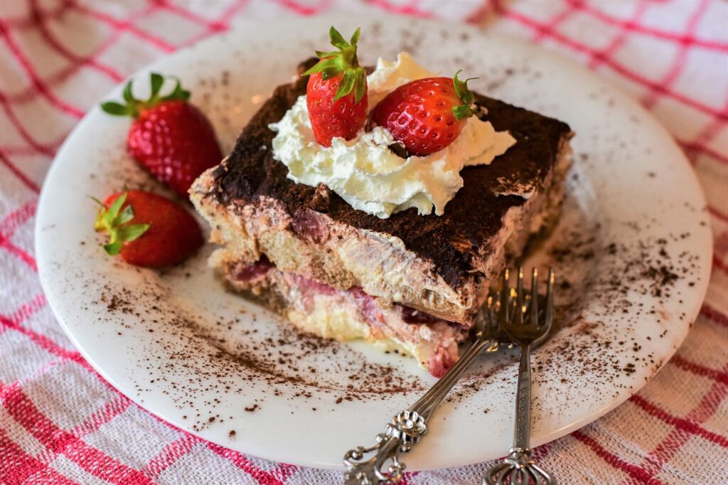 Tiramisù alle Fragole: la ricetta del dolce dell’estate, economico e facile da preparare